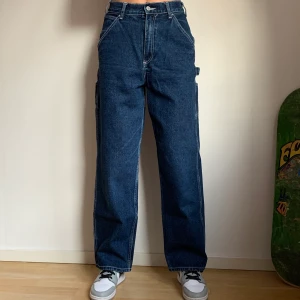 Jeans - Jeans med kontrastsömmar från Brandy Melville. Använt men fint skick! +63kr frakt