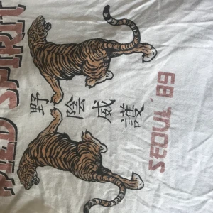 T-shirt med japanska tecken - En vit t-shirt med japanska tecken. Säljer pga att den e för liten, (xxs)Ny pris är 99 kr, pris kan diskuteras.