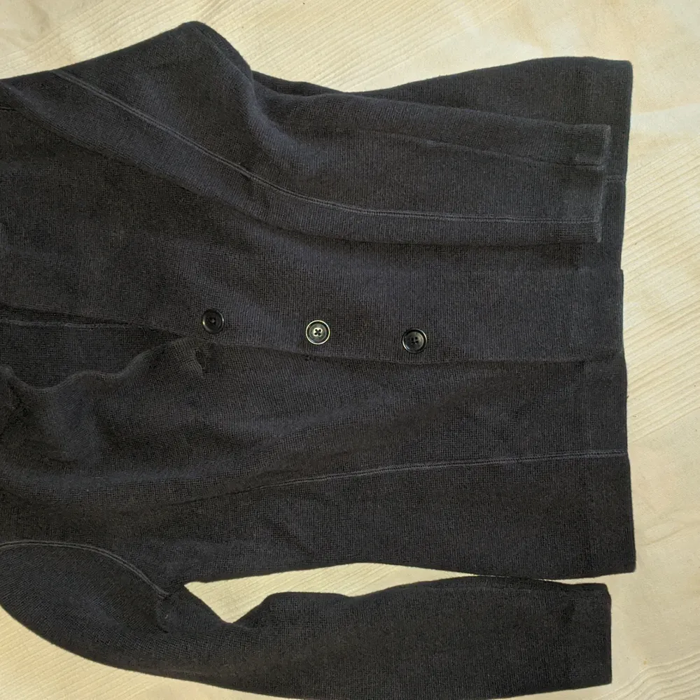 Stickad kavaj/tröja från Boomerang i mörkblå. Väldigt varm o tjock. Använd 2-3 gånger tvättad 1 gång. Stickat.
