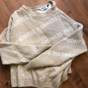 Madlady stickat - En jättefin stickad tröja från madlady. Den är jättefin ni till hösten. Den är i färgen beige, med vit text. På texten står det madness. Jag säljer den för att den är för stor för mig. Jag hade häldre haft den i xs. Tröjan är i storlek M. Den är överlag i bra skick och har inte använt den mycket alls. Nypris 349, och mitt pris är 290, ink frakt! 