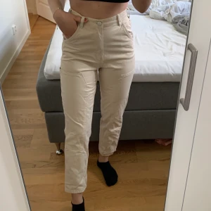 Byxor från Zara - Byxor med fickor på benen 