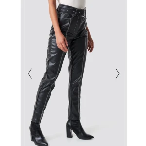 Skinnbyxor med kontrast sömmar - Jätte snygga skinnbyxor med vita kontrast sömmar. Bältet går att ta bort om man vill. Säljer pga dem är för korta på mig som är 173cm. Använda fåtal gånger. Modellen på 2 första bilderna är 165cm. Nypris 399kr. Frakt ingår inte i priset