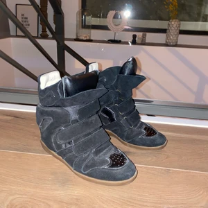 Isabel Marant skor!! - Jag säljer nu mina fina Isabel Marant skor som jag älskar men tyvärr inte har någon användning för längre. Skorna är äkta men jag har tyvärr varken kvitto eller box kvar men jag kan garantera att de är äkta! 38 och i fint skick!! 