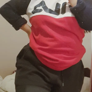 FILA SWEATSHIRT - Säljer min supermysiga 90's inspirerad FILA sweatshirt💞 köpt i USA, använd ett fåtal gånger *princip nyskick*, passar perfekt till det kyliga vädret💞 Startpris 190kr +frakt (pris kan diskuteras) STRL US L = Smått overzise. Hör gärna av er om funderingar💞💞