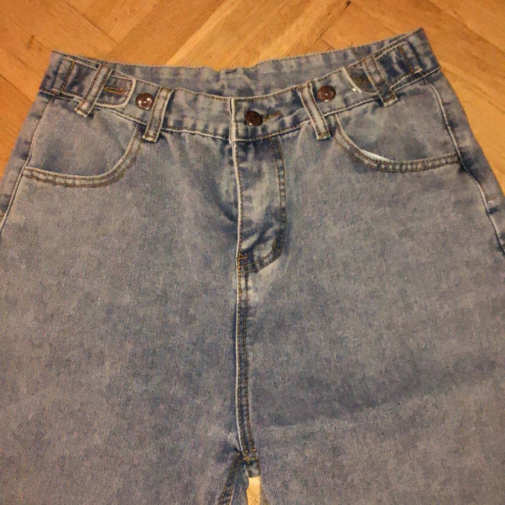Soft jeans material. Storlek M. längd: 97cm. Runt midjan: 75cm, ganska stretchiga. De är aldrig använda. Jag beställde de från Shein men de var för korta för mig.. Jeans & Byxor.