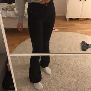 Sparsamt använda bootcut byxor från bubbleroom, perfekta i längden för mig som är ca 172💕 kan mötas annars står köparen för frakt