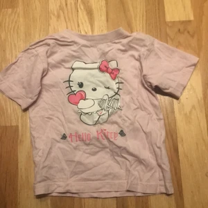hello kitty babytee - Passar Xs. Säljer för 150 kr med gratis frakt!