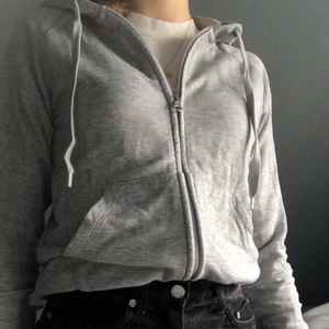 Grå huvjacka - Basic grå huvtröja från Cubus som inte kommer till användning. Pris kan diskuteras, köpare står för frakt. Ställ gärna frågor!