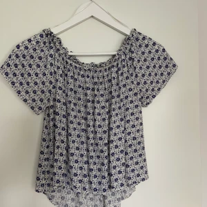 Topp storlek 34 - Supersöt offshoulder-blus i mjukt material. Sparsamt använd. Storlek 34 men passar även större storlekar. Frakt tillkommer