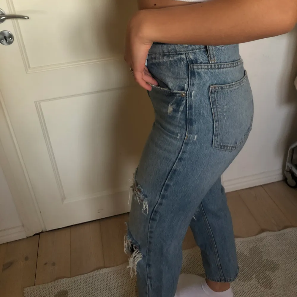 Trendiga jeans från Zara med snygga hål! . Jeans & Byxor.