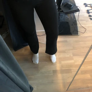 Bootcut byxor/kostymbyxor  - Byxor med utsvänging från NLY Trend i storlek M. Använda ett fåtal gånger. Mjuka i materialet och väldigt bekväma, passar både som mjukisar men även för utgång. Jag är 180 lång och de är lite för korta för mig. 50kr, köparen står för frakten. 