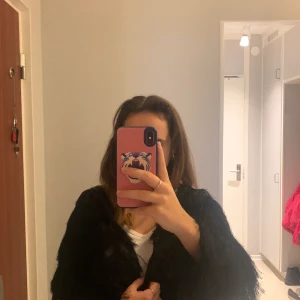 Jättesnygg vårjacka! - En faux tunnare imitation av ”strutsjackan”. Jättefin till våren! Dm för fler bilder. 