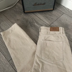 Manchesterbyxor  - Superfina beiga manchesterbyxor från Urban Outfitters i Mom modell. Storlek W24 L32 ✨🦋
