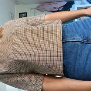 Zara blus, size L - Fin blus från Zara. Är en L och jag är normalt en S så det är som en vanligt kortare blus. Ska annars vara mer croppad. Älskar ryggen då det är knappar och en snygg slits. Vet inte varför bilderna hamnade snett men önskas mer bilder så kan det skickas. 140 kr med frakt