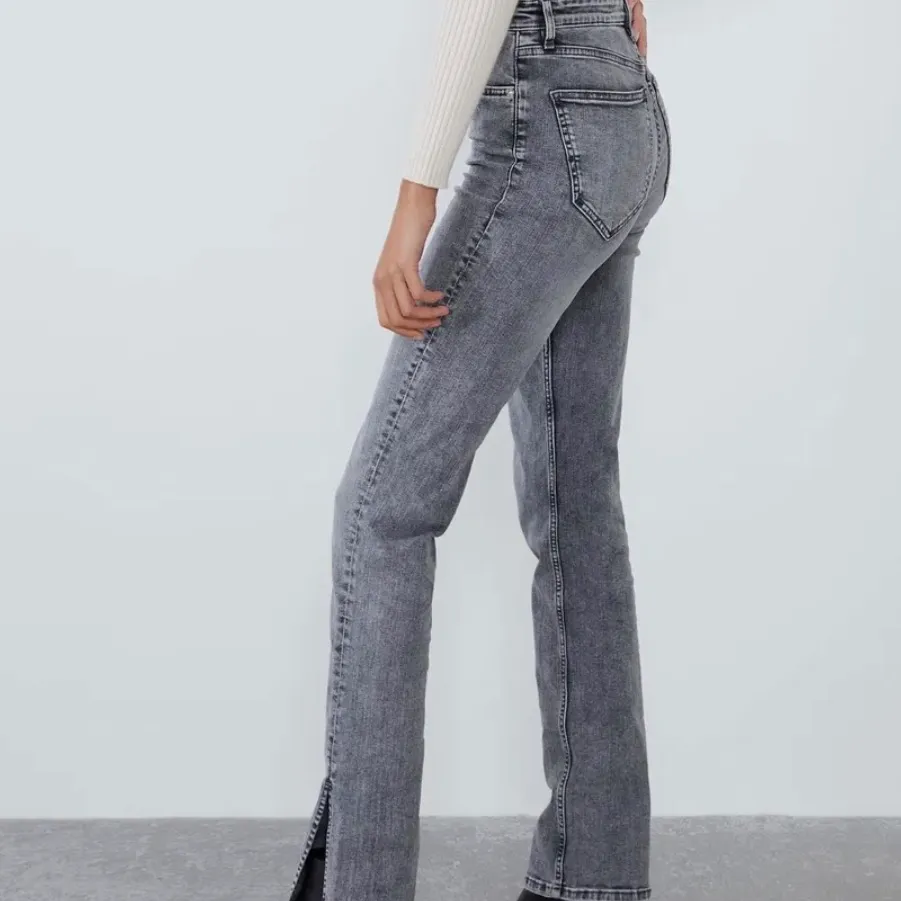 Jeans med slits, skit snygga, från Zara, använda en del men ser ut som nya, är 160 cm och de passar mig perfect🥰 frakt tillkommer på 89kr. Högsta bud: 300kr. Jeans & Byxor.