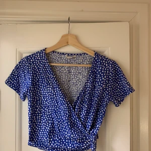 Omlottblus - Supersöt omlottblus från monki! Fint skick :) har denna i xxs, vanligtvis en S, men ville ha en tajtare look - väldigt töjbar!