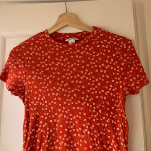 Röd blus - Fin blus/t shirt från monki! Fint skick