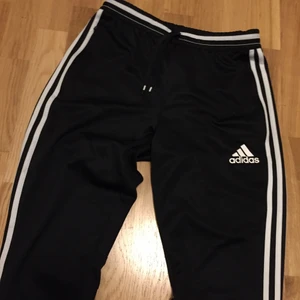 adidas byxor - O använda. Fina adidas byxor. Köpta för 500 om du är i storlek small kommer det vara lite baggy på dig. Kan ej mötas pågrund av Corona, hållder helst avstånd i såfall