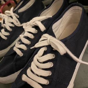 Ellos - Ett par skor som är använda kanske två gånger, dom är alltså i mycket bra skick och i storlek 39 får ellos. 