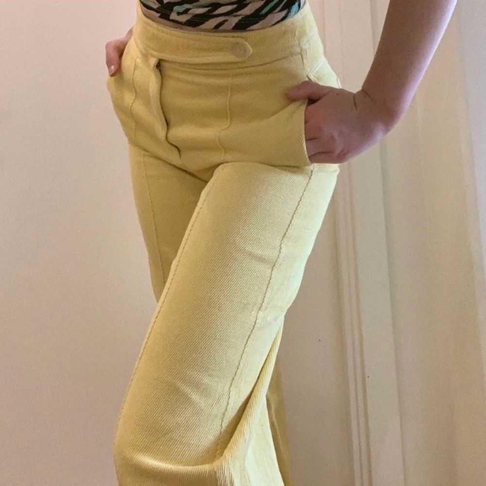 Ett par superfina gula byxor i manchester-liknande material från Mango i rak bred modell. Första bilden är @aliciafranzen men de andra bilderna är mina bilder! De är i perfekt skick, använder dem bara inte tyvärr eftersom de inte är min stil. En knapp innanför den gula ”fliken” saknas, kan dock sy fast en ny. Syns dock inte alls och som ni ser på mina bilder är den andra knappen som syns kvar! :). Jeans & Byxor.