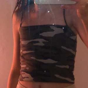 Ginatricot topp/linne - Änvänd några få gånger,den är för liten för mig så jag säljer den,bra skick😋