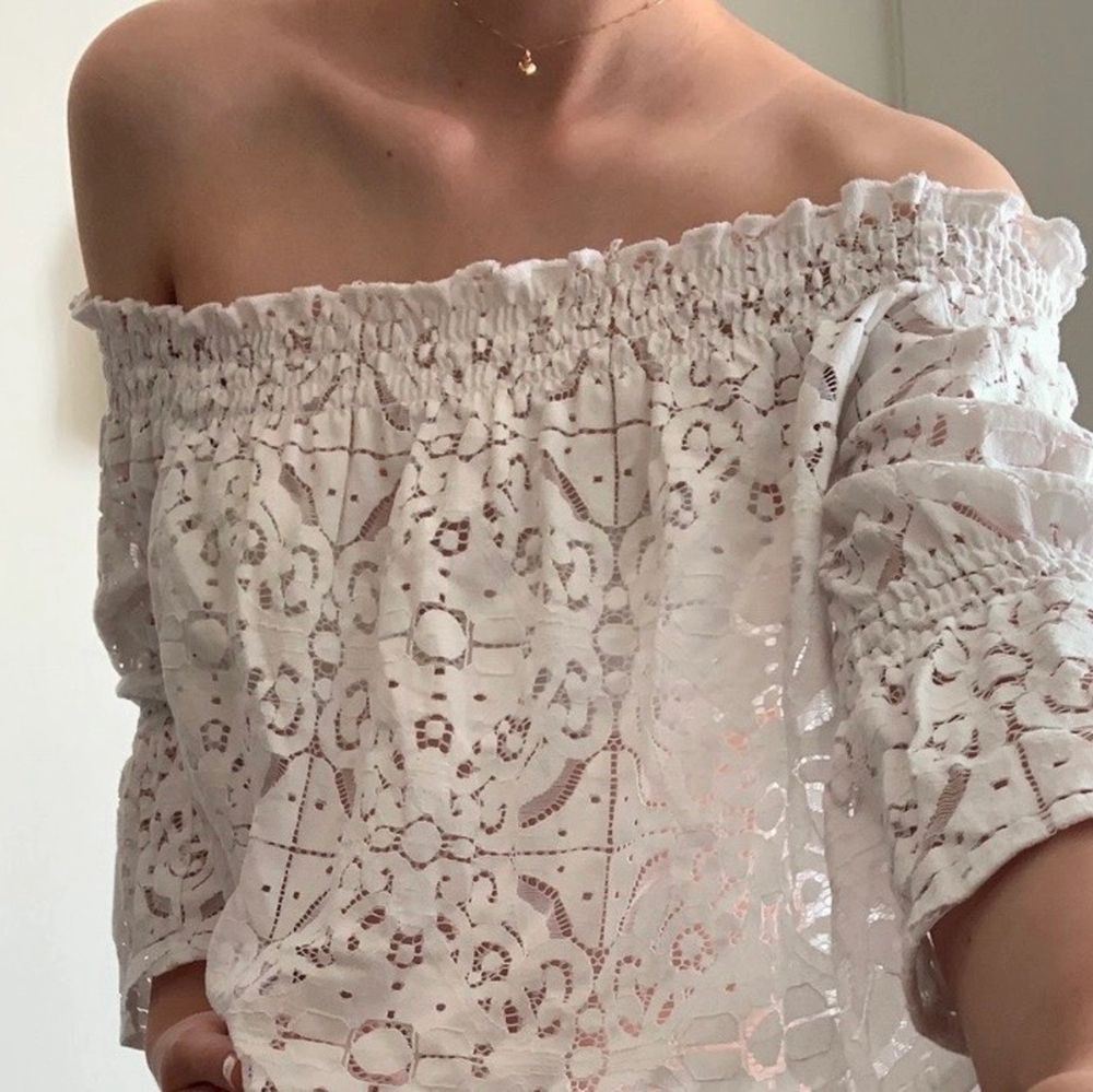 En jättefin vit off the shoulder spetstopp från ZARA. Den har trekvarts-ärmar med volanger och är verkligen jättefin! Använd cirka 2 gånger för väldigt länge sedan. Står att det är storlek M men passar mig som är en XS jättebra. Priset kan diskuteras!. Toppar.