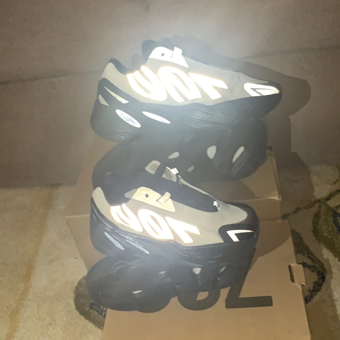 Yeezy mnvn 700 - 90