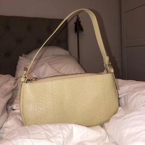 Handväska från by bianca. - Handväska som passar till det mesta och får med sig det nödvändigaste i. Använd fåtal gånger. Inga synliga slitningar. Ordinarie pris 500 kr.