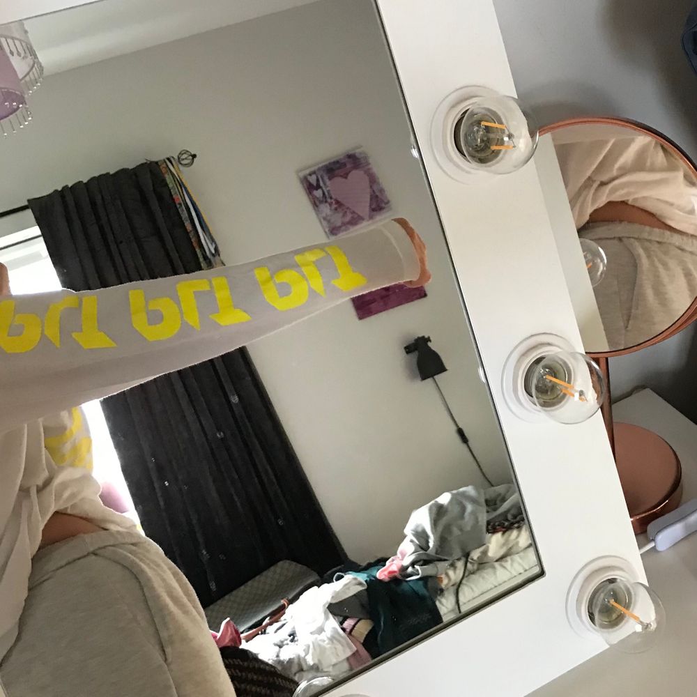 Ett par grå mjukisbyxor från Gina tricot i storlek s, en vit långärmad tröja med Gul text på armarna från Prettylittlethings i storlek s, och till de en svart jacka från Alice Bizous i storlek M, men skulle säga att den sitter som en s. Grå mjukis: 100kr. Vit tröja: 50kr. Jacka: 100kr. Allt tsm: 220kr. Jackor.
