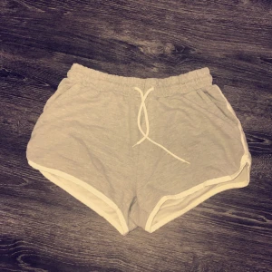  - Shorts från club xprs. 