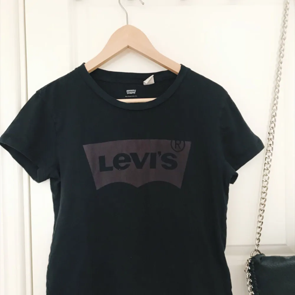 Levis t-shirt i fint skick :) Frakt tillkommer 🌸. T-shirts.