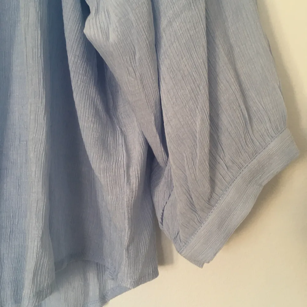 Nyligen inköpt ljusblå blus i somrig vid modell. Aldrig använd. Stl 40. Blusar.