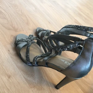  - Klackskor i storlek 37. Oanvända