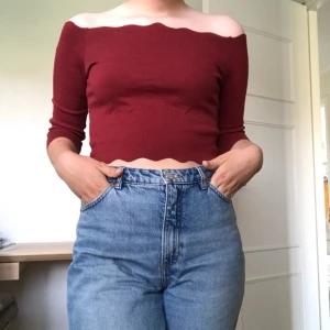 - Röd tröja från Monki, off shoulder, storlek S. + frakt, som köparen står för