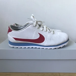 - Jättefina nike cortez skor. Sparsamt använda så i mycket bra skick. Möts upp i Stockholm annars tillkommer frakt