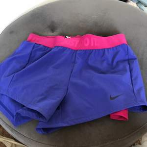 Shorts från Nike. En tajtare innerbyxa i rosa och sedan ett lager lite luftigare i blått/lila