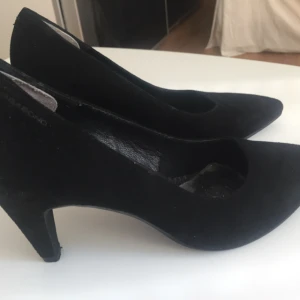  - Svarta pumps i mocka från vagabond, storlek 37 Nypris ca 700 kr Fint skick!