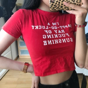  - Röd croptop med text. Passar xs-s.byter ej✨