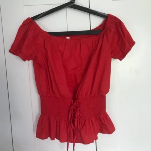  - Fin röd off shoulder tröja , säljs för att den är förstor och försent för att lämna tillbacks. Prislapp kvar och frakt tillkommer! Från New yourker. Kan mötas i Brommaplan