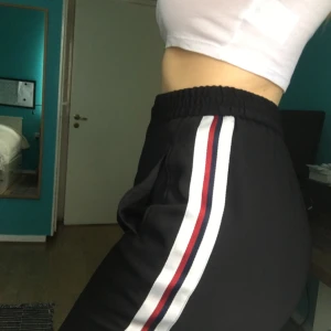  - Jättesnygga byxor från Zara med sidorevär, säljer endast då de inte kommer till användning. Knappt använda, nyskick! 2 öppna fickor fram, 1 "fejkficka" bak. Nypris 400 kr. Kan mötas upp i Stockholm eller skicka mot fraktkostnad