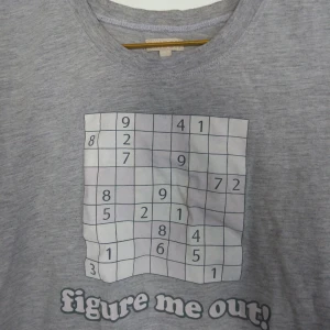  - T-shirt från Bikbok. Står XL, men sitter som en M. Tyvärr en liten fläck. Gratis frakt!