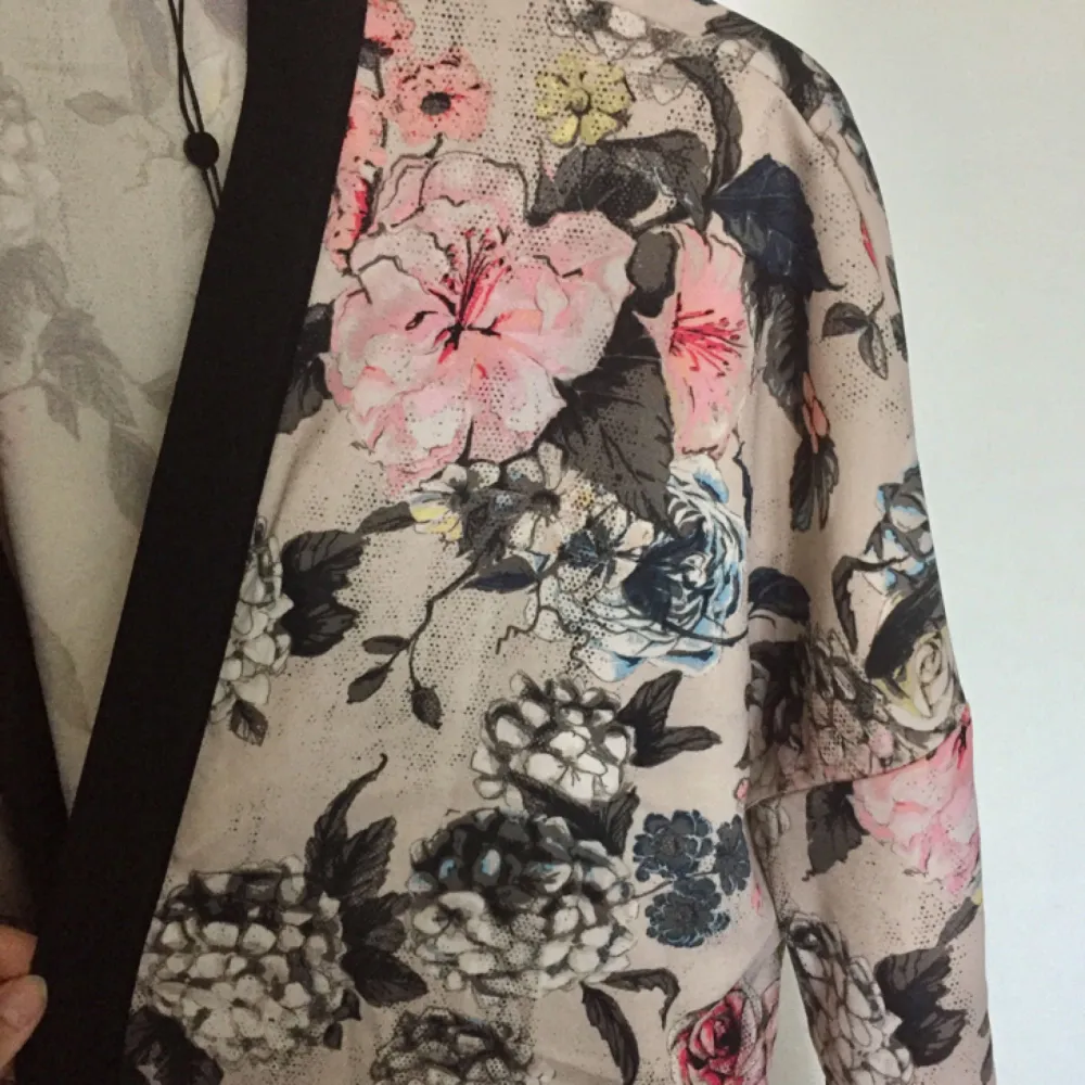 🌸Superfin blommig kimono/kofta i polyester, tyvärr helt oanvänd då den inte riktigt är min stil. Vid frakt tillkommer 50 kr🌸. Tröjor & Koftor.