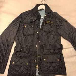  - En jättefin quiltad jacka från BARBOUR i marinblått. Den är så gott som oanvänd och ordinarie pris var 2000kr!