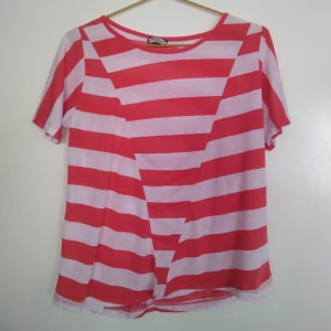  - Tunn T-shirt med ränder åt olika håll från Bikbok. Skick: Sparsamt använd. Gratis frakt!