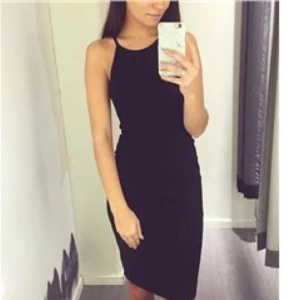  - Supersnygg tight svart ribbad klänning från bikbok, med lappar kvar. Typ knälång. Fler bilder kan skickas! 🐆