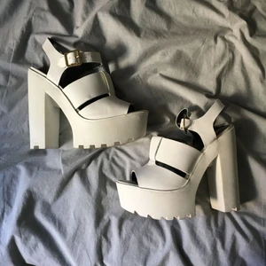  - Supersnygga och väldigt sköna vita klackar. Sitter jättebra på fötterna. Perfekt till studenten!