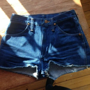  - Höga jeansshorts i fin blå färg 