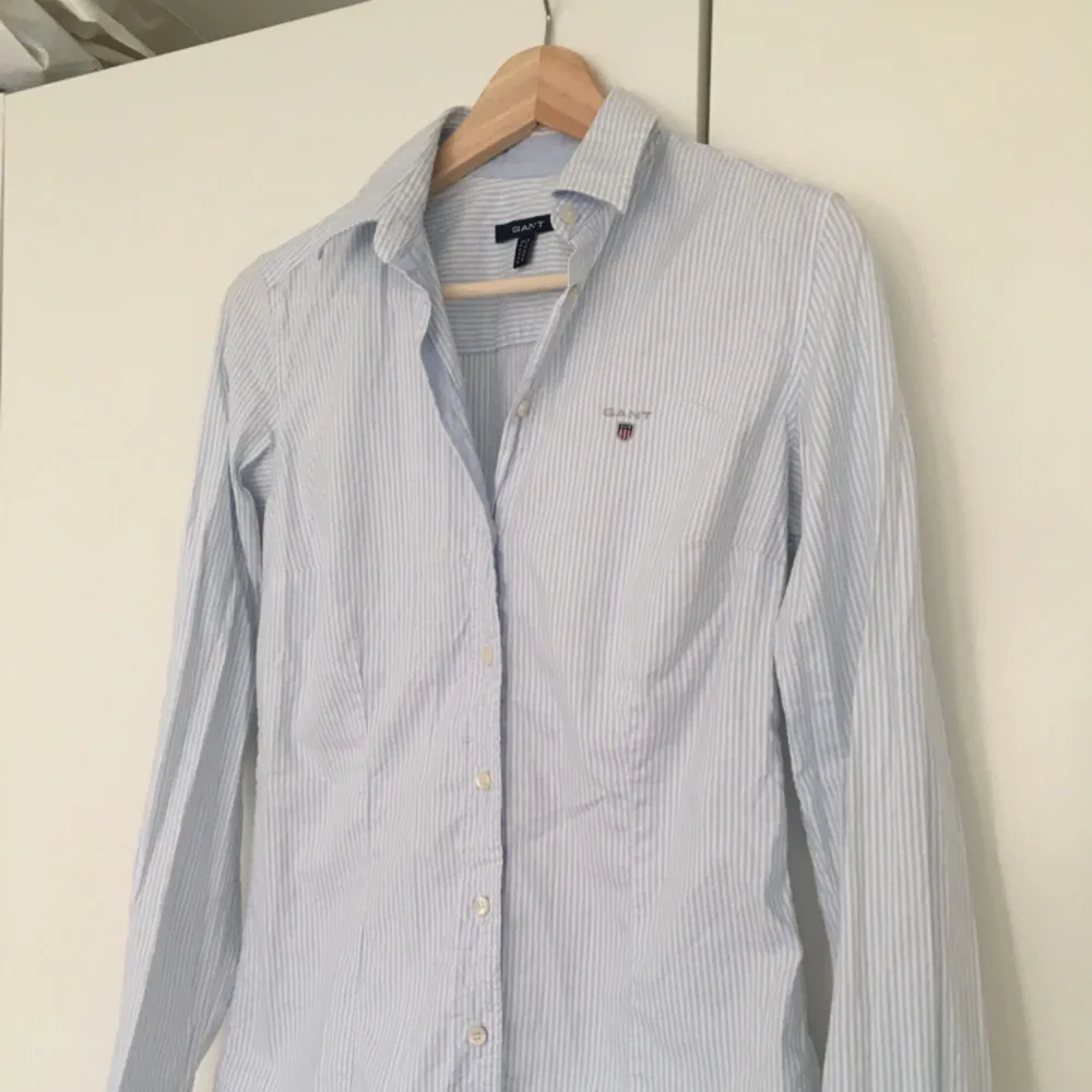 Snygg randig skjorta i ljusblå och vit från Gant. Fint skick, den är knappt använd. Nypris 1000 kr! . Skjortor.