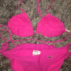  - Bikini från hollister. 200 kr för båda delarna. S på både över- och underdelen. Jag har använt den några gånger i en sommar. Bra skick och självklart tvättad.   Jag kan möta köparen i Göteborg men jag kan även skicka på frakt om köparen står för det. 🌸
