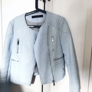  - Ljusblå (fake) skinnjacka från Zara. Perfekta vårjackan! 🌸 Knappt använd, så i mycket fint skick. 